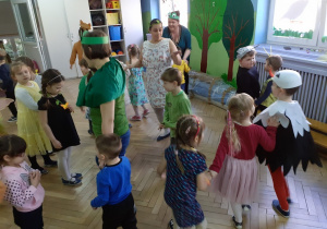 Dzieci podczas tańca.